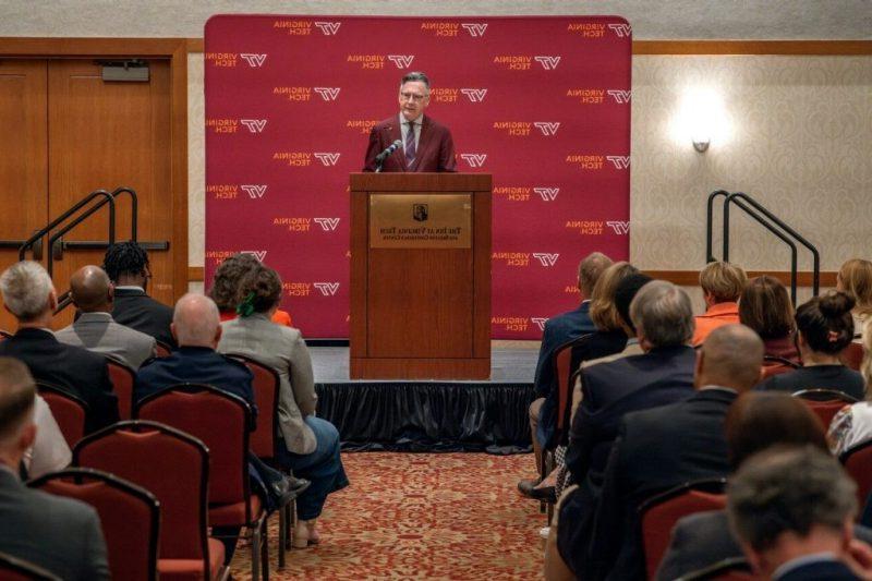 President Tim Sands announces a $500 million fundraising effort for 弗吉尼亚理工大学优势 and recognizes a $10 million gift toward that goal. Photo by Clark DeHart for Virginia Tech.