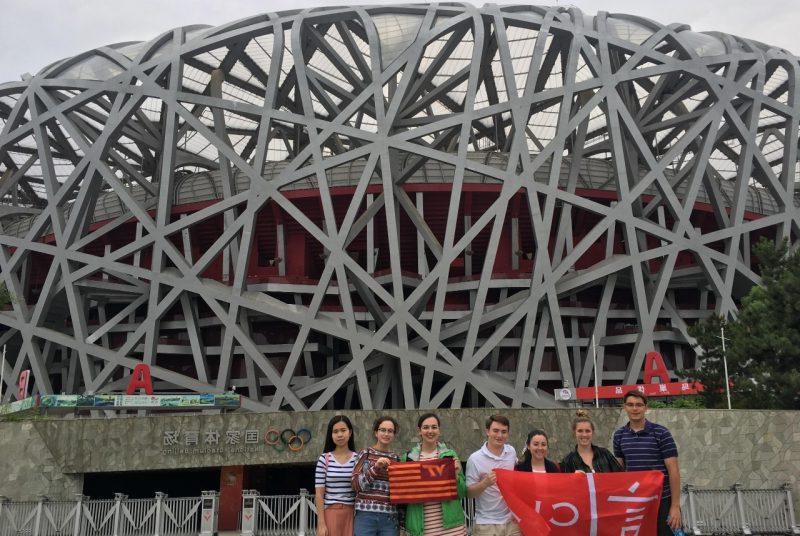 弗吉尼亚理工大学 students st和 in front of 的 Olympic Stadium in Beijing, China